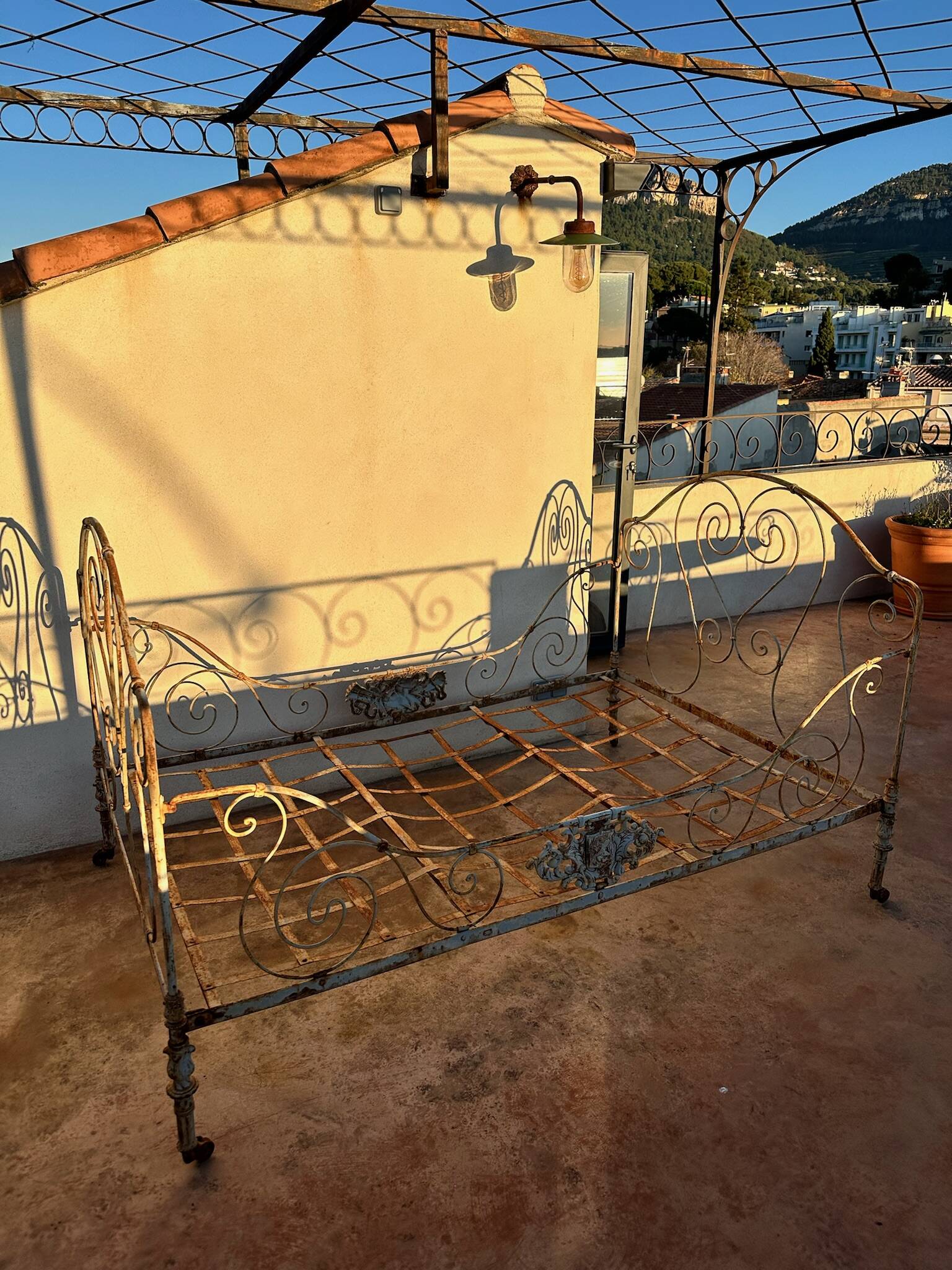 Lit ancien en fer forgé – patine d’origine – début XXe siècle
