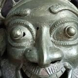 Masque africain en bronze