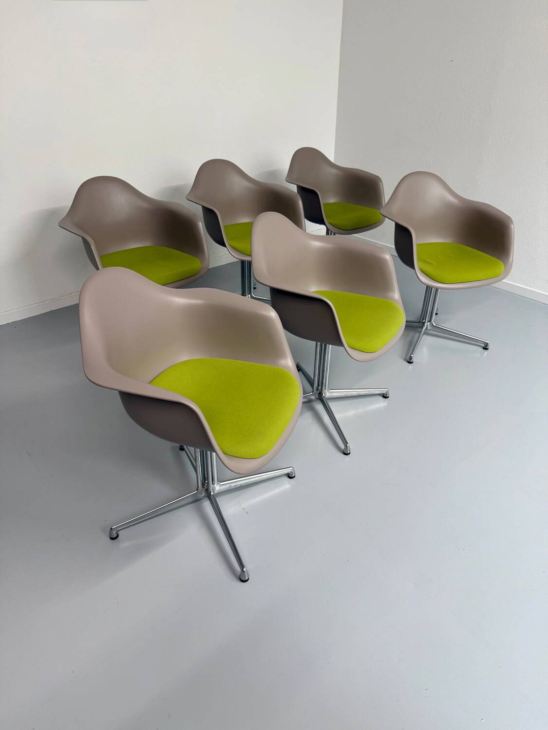 Lot of 6 plastic armchair chairs design Eames VITRA La fonda gray base