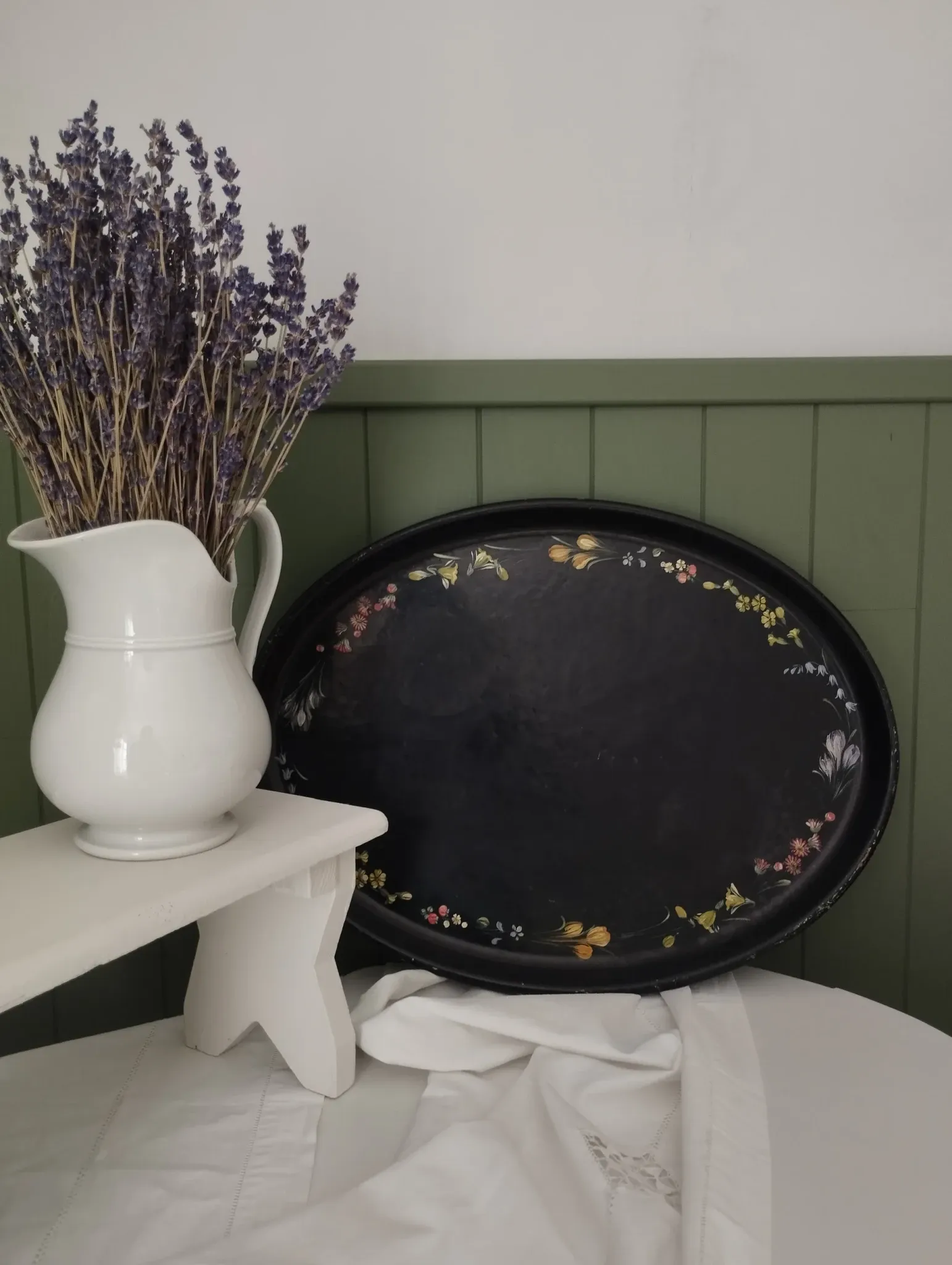 Old large English plate made of papier-mâché.