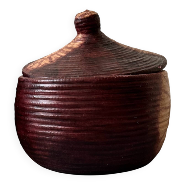 Grand panier en vannerie et cuir tanné violine, artisanat subsaharien — Beyit