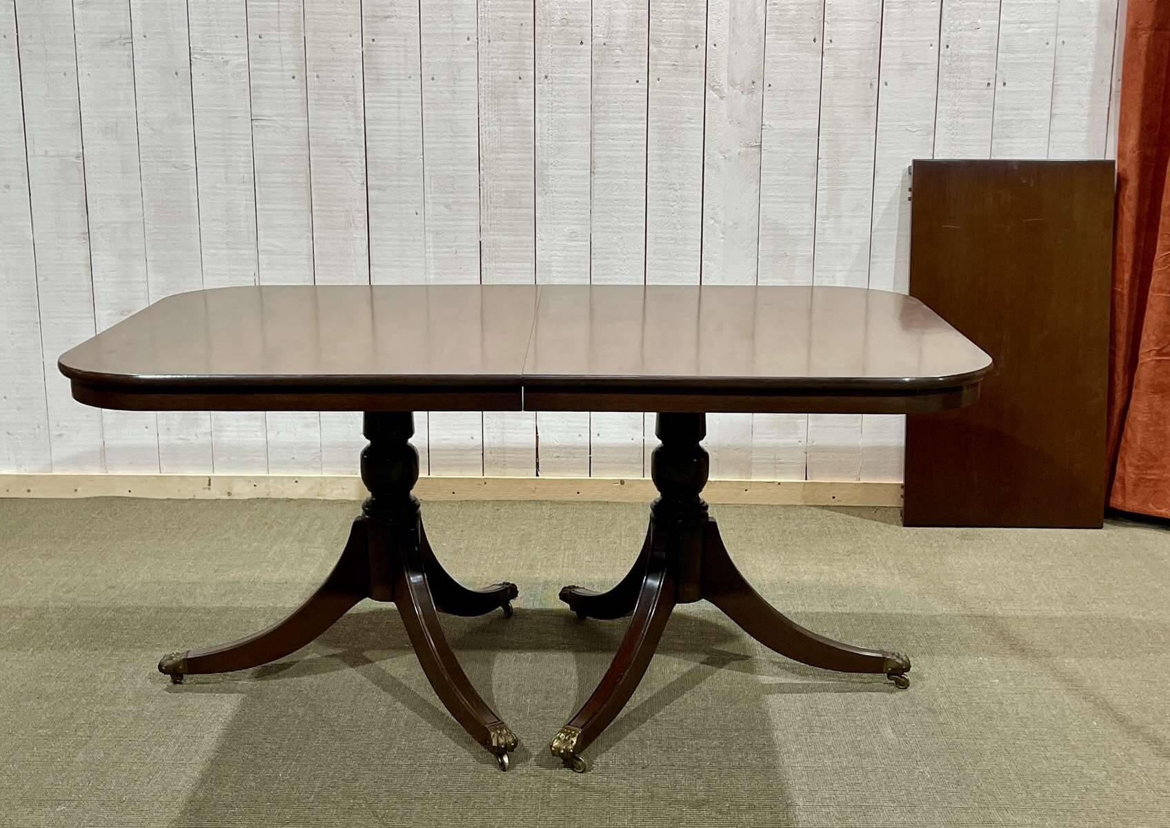 Table anglaise Regency en noyer des années 1950 avec 1 allonge