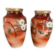 Paire de vases anciens, motif papillons et fleurs