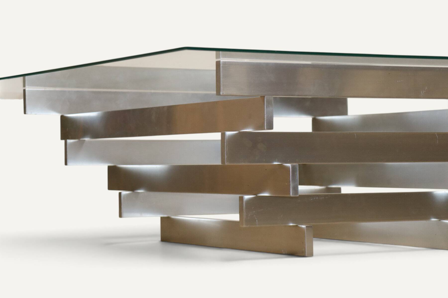 Table basse sculpturale en aluminium brossé et verre – années 1970