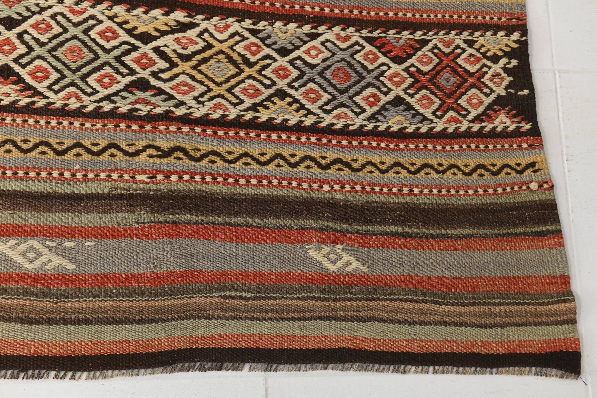 Kilim vintage tons rouges et bruns, motifs ethniques anatoliens, 156x244 Cm