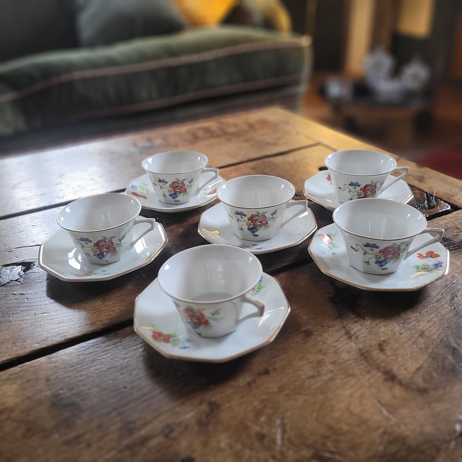 6 porcelain cups decorated with wildflowers from the 60s.