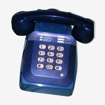 old blue phone with keys