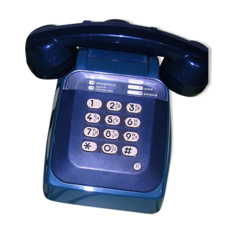 old blue phone with keys