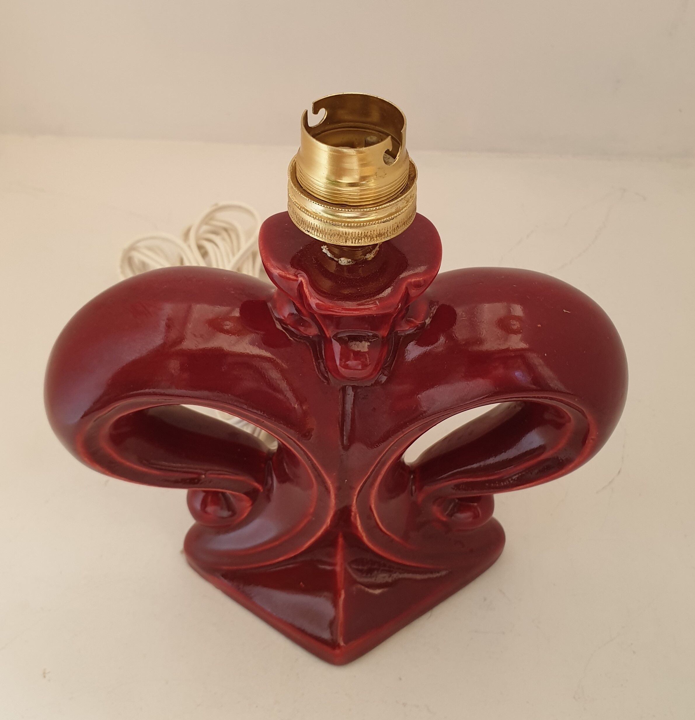 Stylized ceramic décor lamp foot