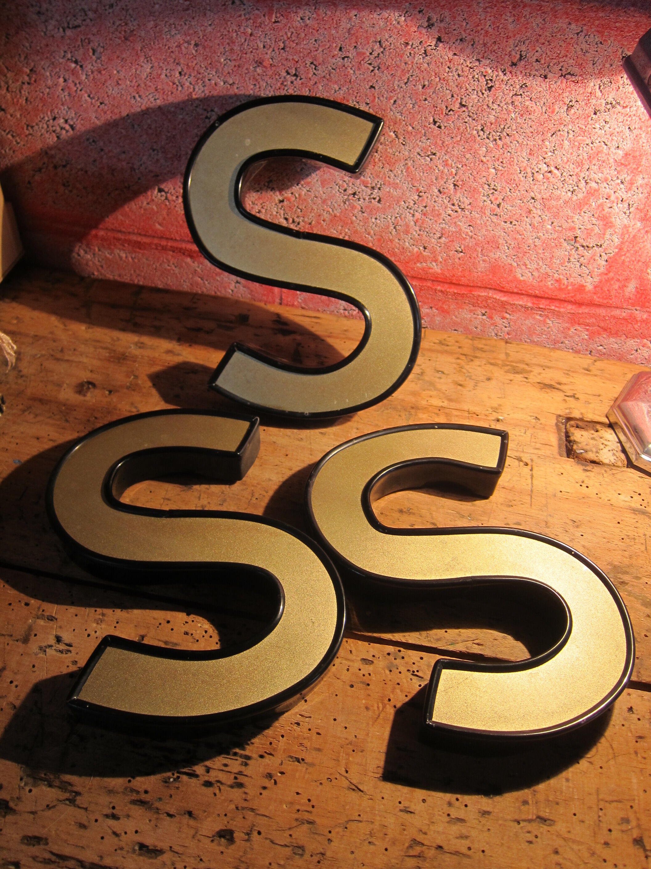 Teaches letter S vintage gold outlined in black format 15 x 21 cm