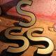 Teaches letter S vintage gold outlined in black format 15 x 21 cm