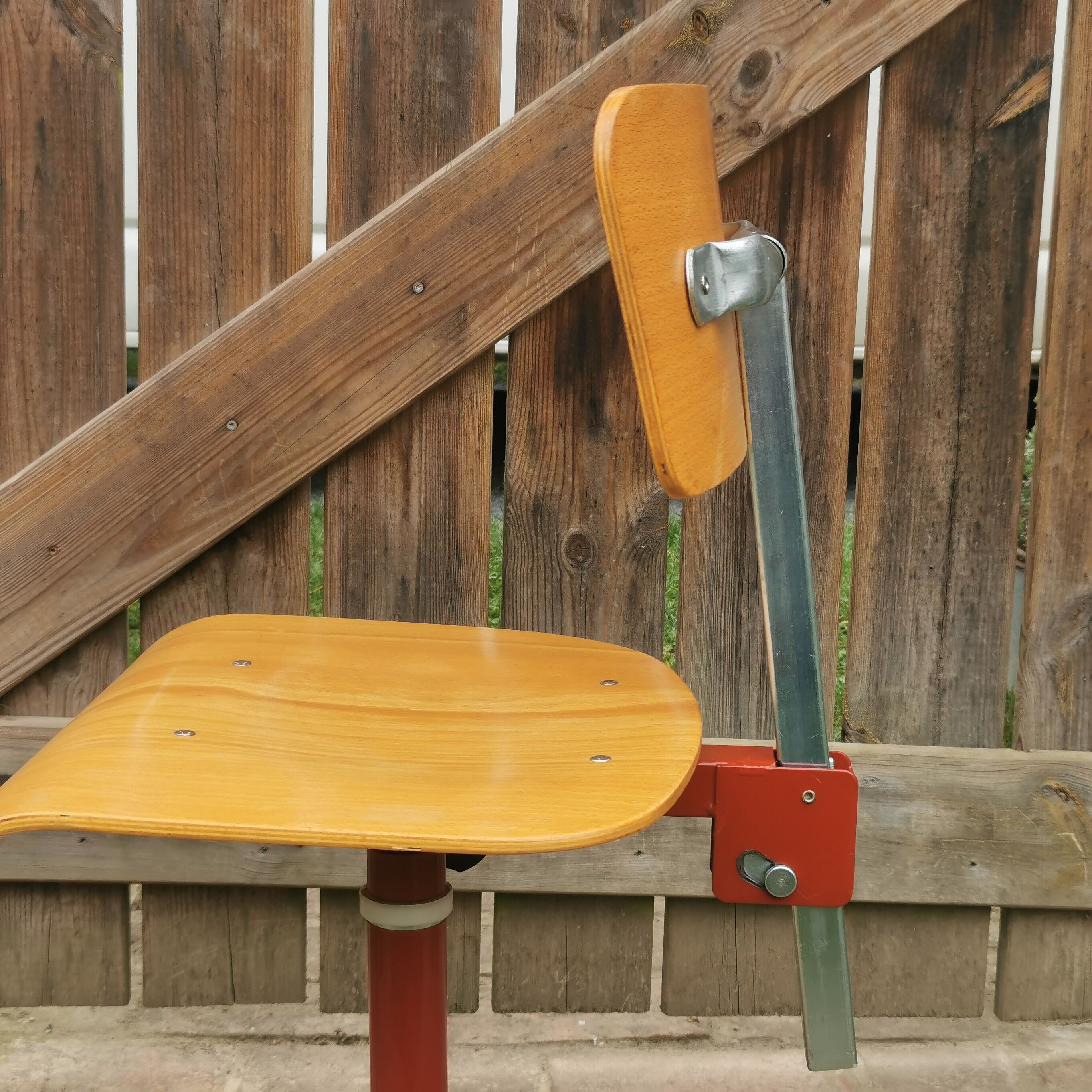 Swivel workshop chair