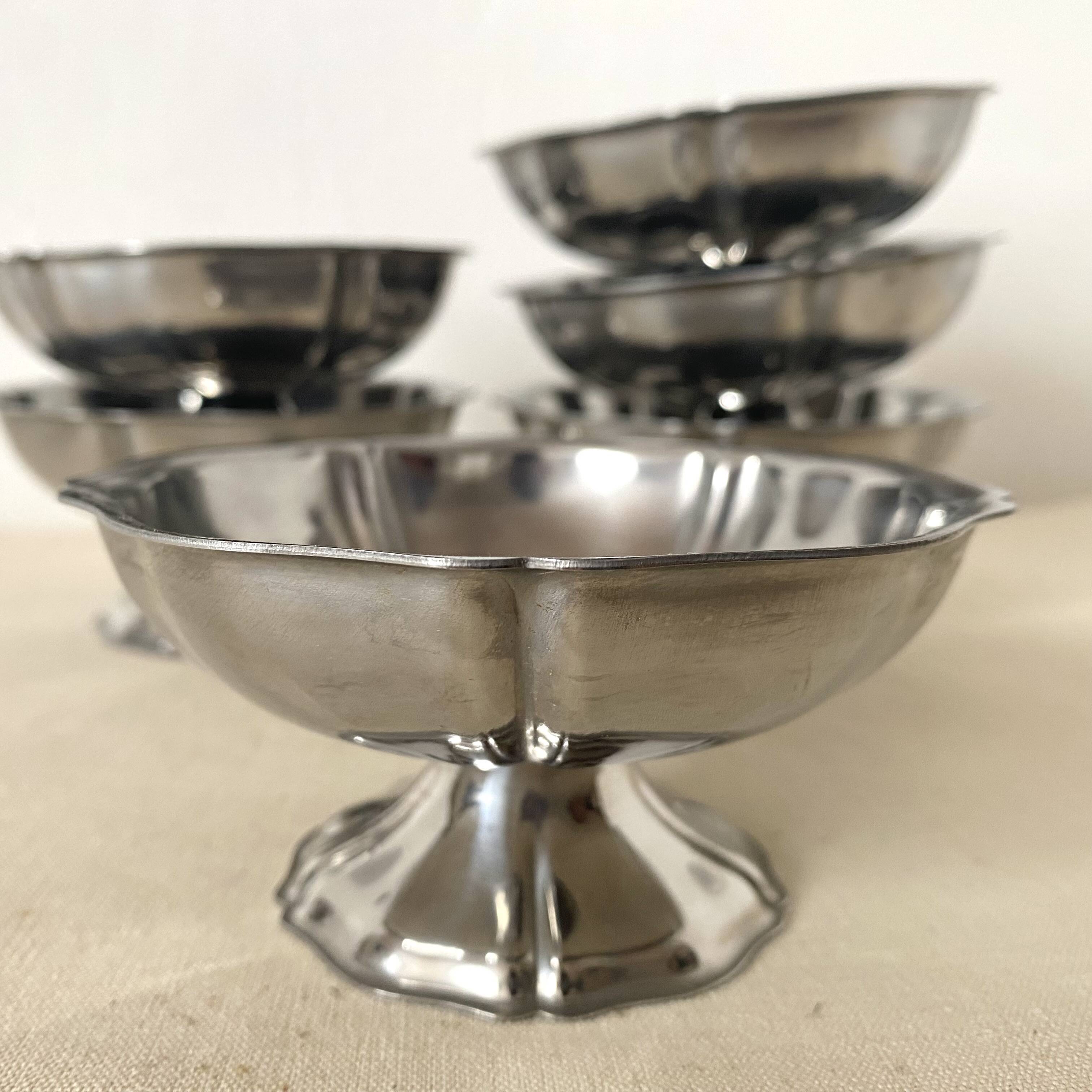 Low stainless steel cups with scalloped edges