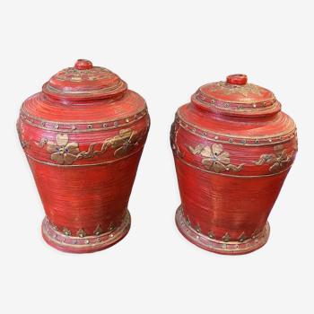 Paire de pots couverts birmans en carton bouilli rouge et doré