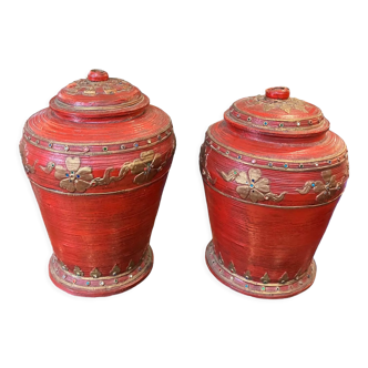 Paire de pots couverts birmans en carton bouilli rouge et doré