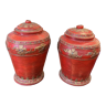 Paire de pots couverts birmans en carton bouilli rouge et doré