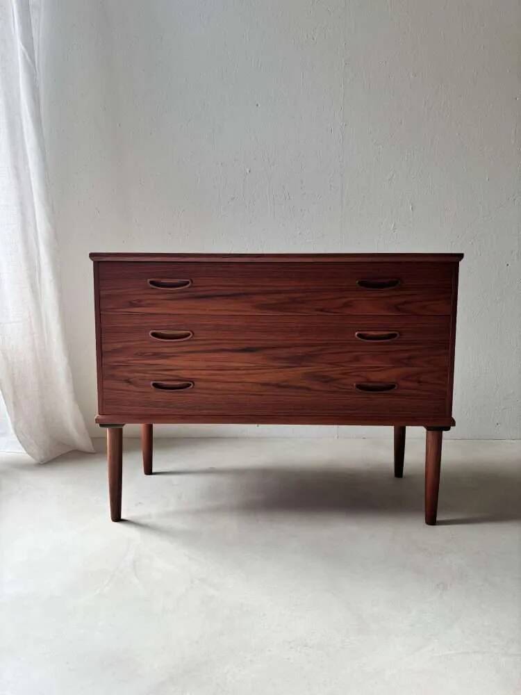 Commode en teck entièrement rénovée au design vintage des années 1960.