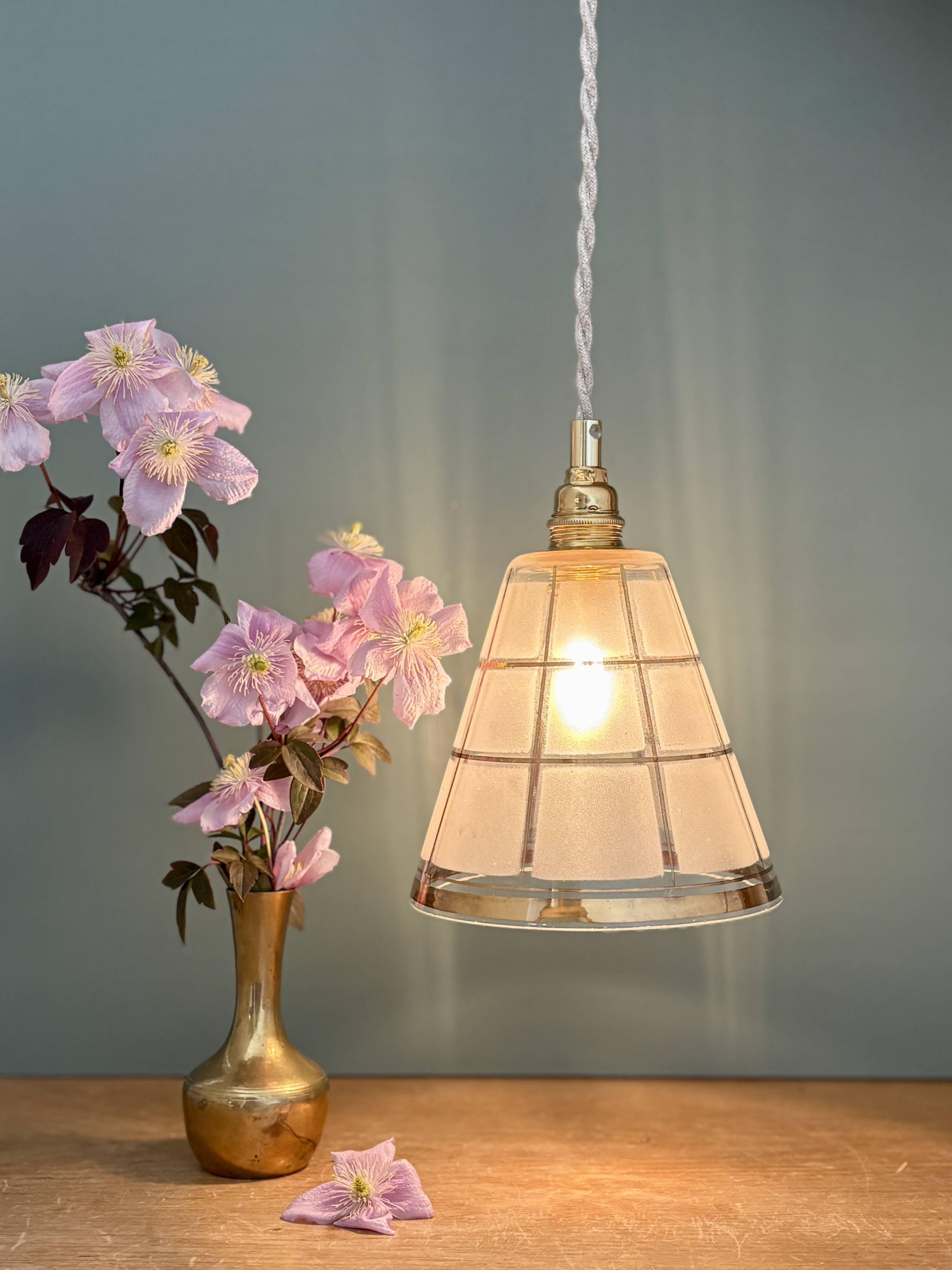 Suspension tulipe vintage en verre blanc et or