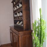 Vaisselier ancien avec assiettes