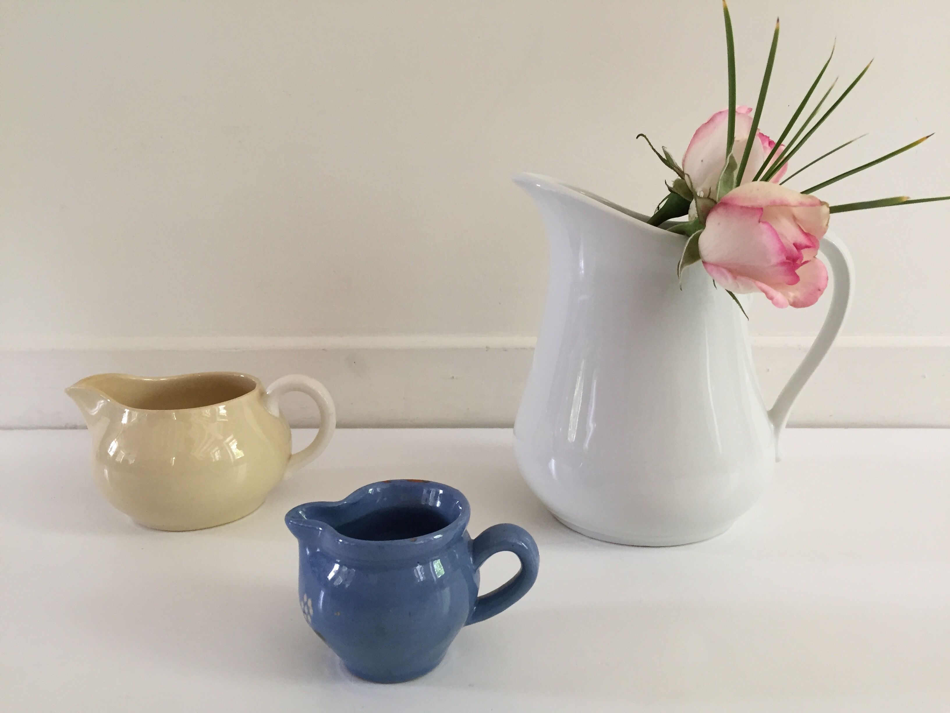Set of 3 vintage pastels ceramic pitchers