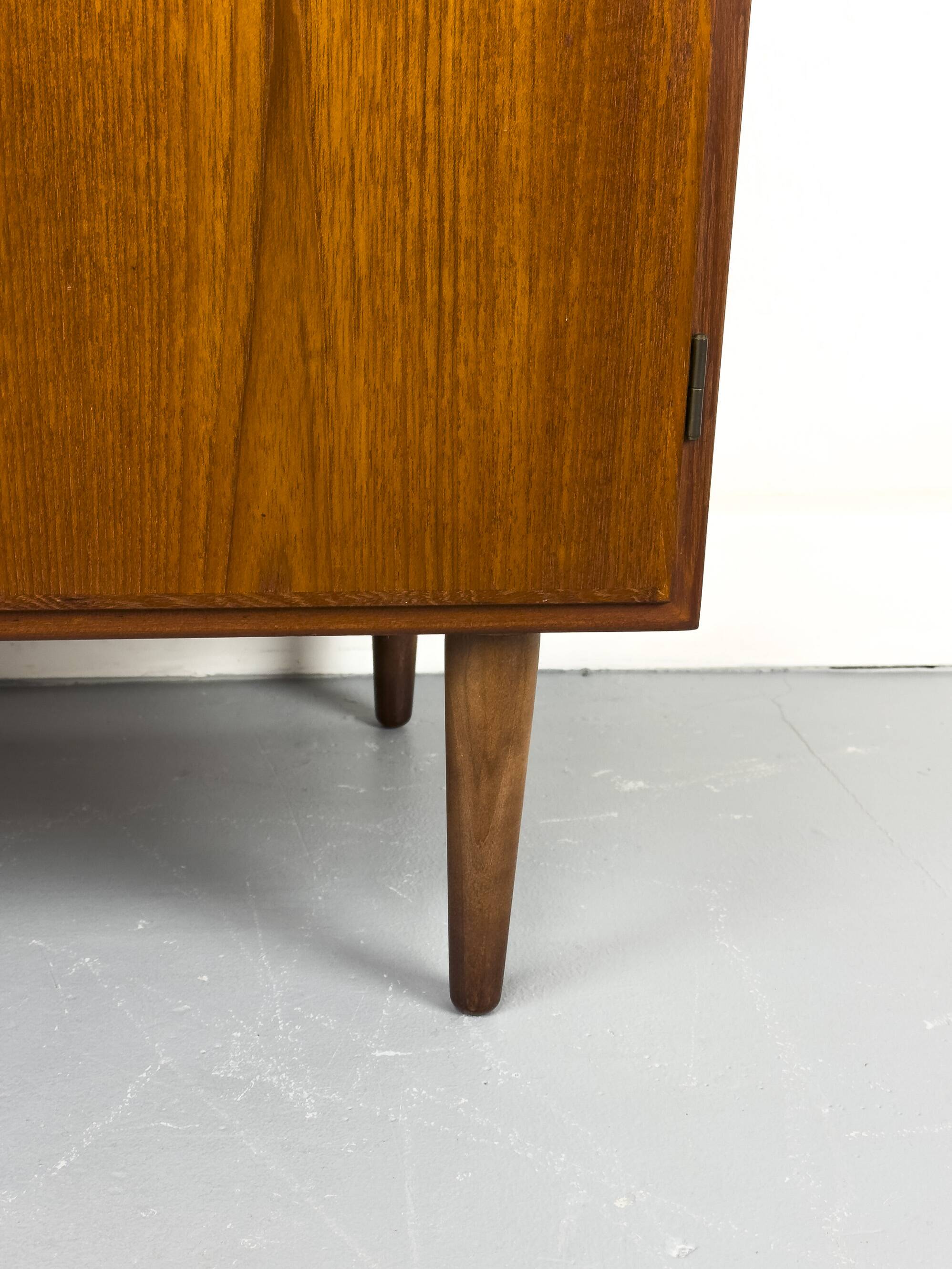 Buffet danois en teck par Børge Mogensen pour Søborg Møbelfabrik, années 1960.