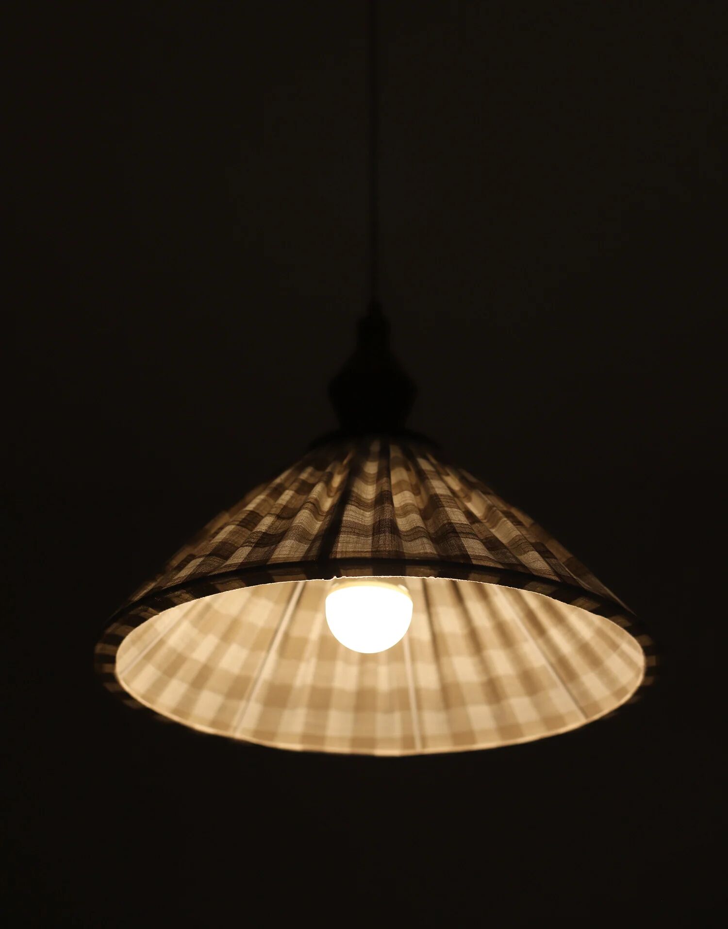 "Olga" pleated pendant light in beige checked fabric and turned wood finish