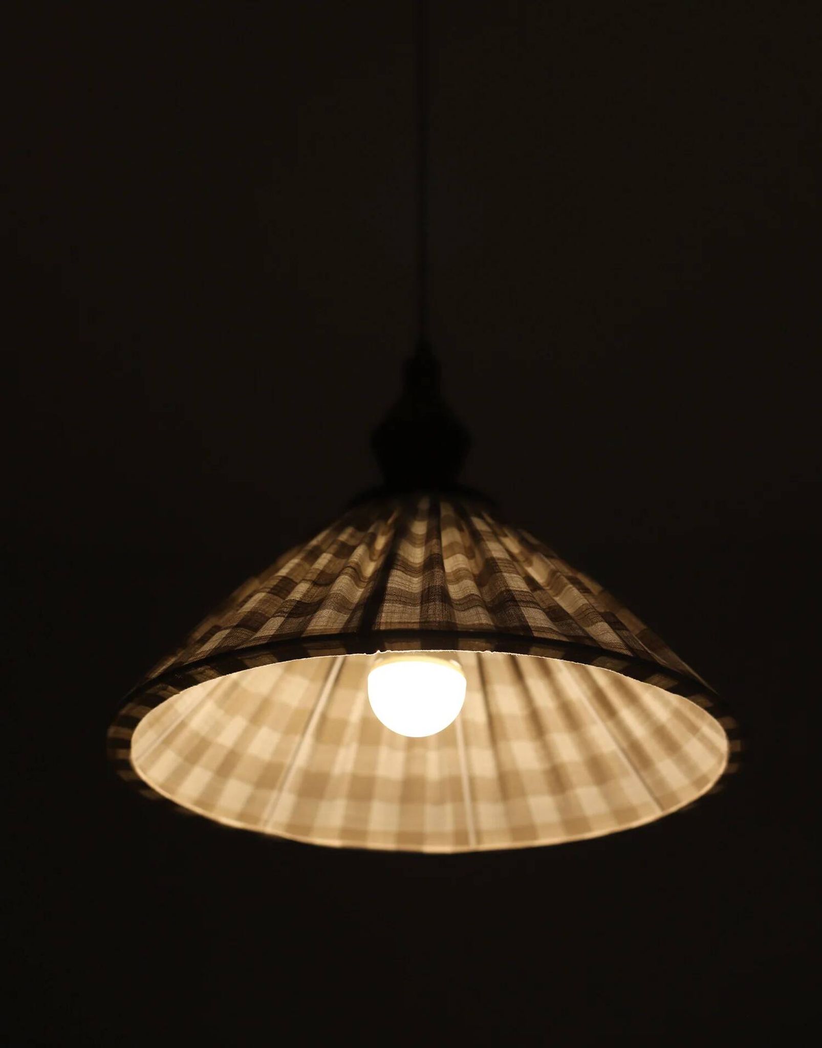 "Olga" pleated pendant light in beige checked fabric and turned wood finish