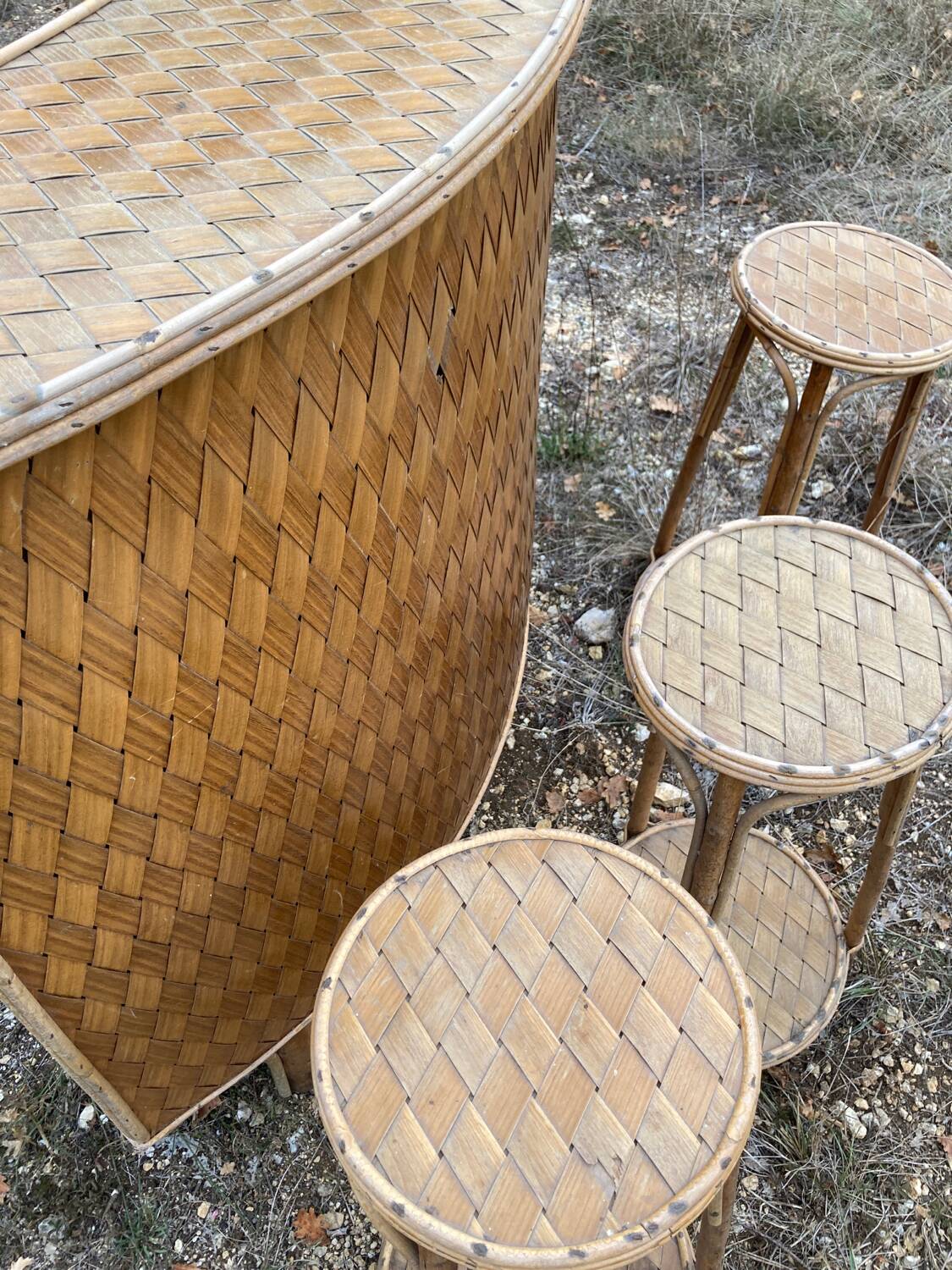 Bar et tabourets en rotin et châtaignier