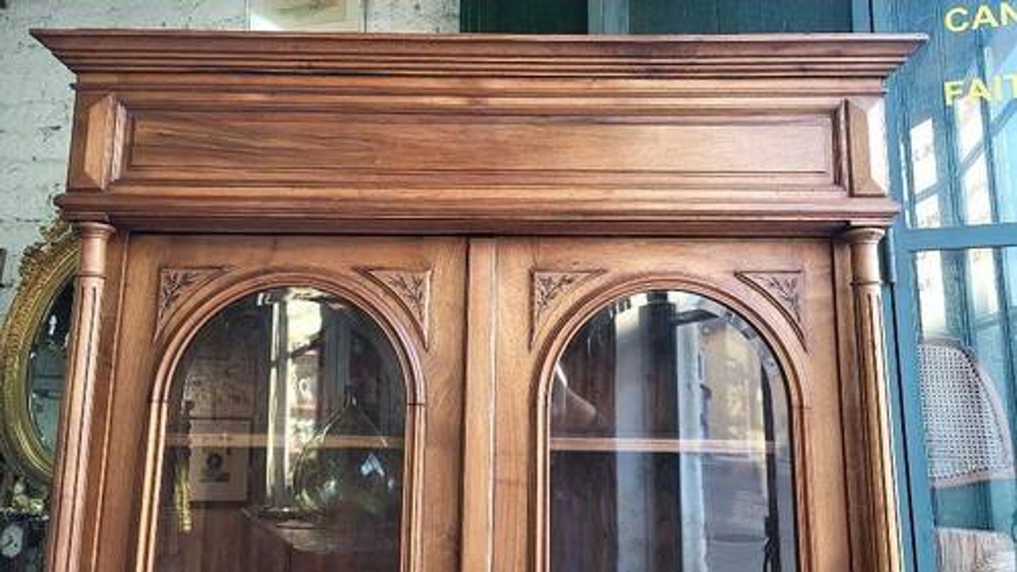Display cabinet with 2 doors in walnut with bevelled glass from the 19th century.