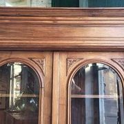 Display cabinet with 2 doors in walnut with bevelled glass from the 19th century.