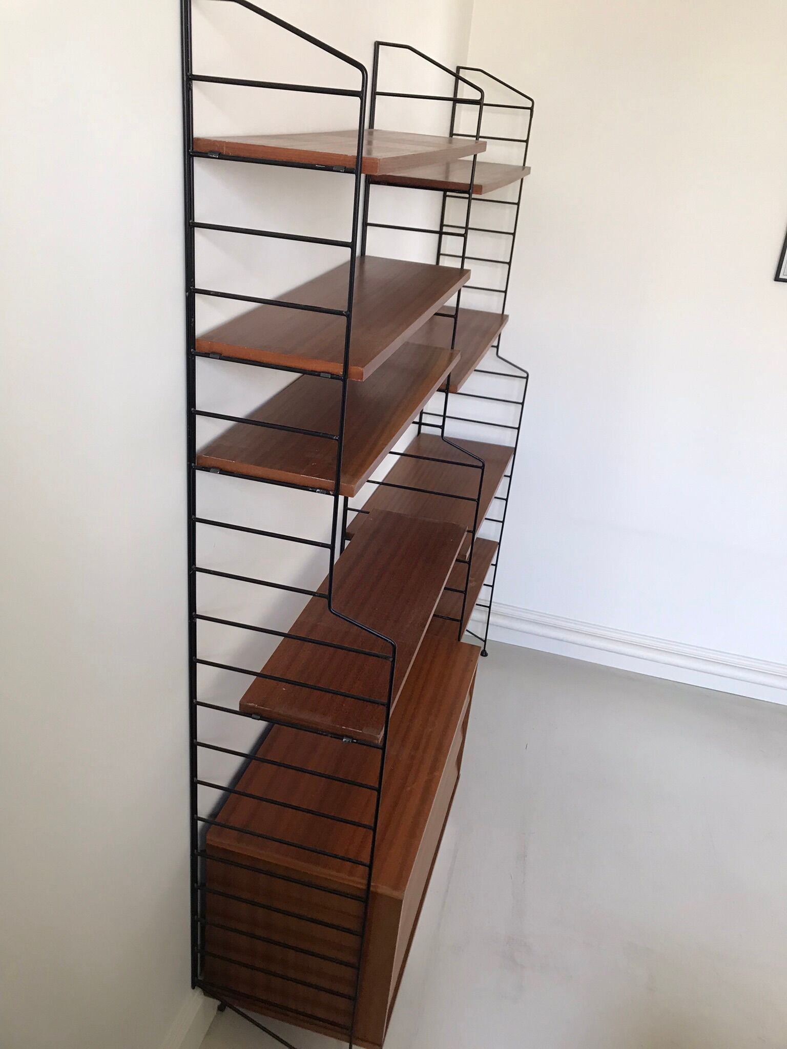 Self-supporting modular wall shelf