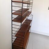 Self-supporting modular wall shelf