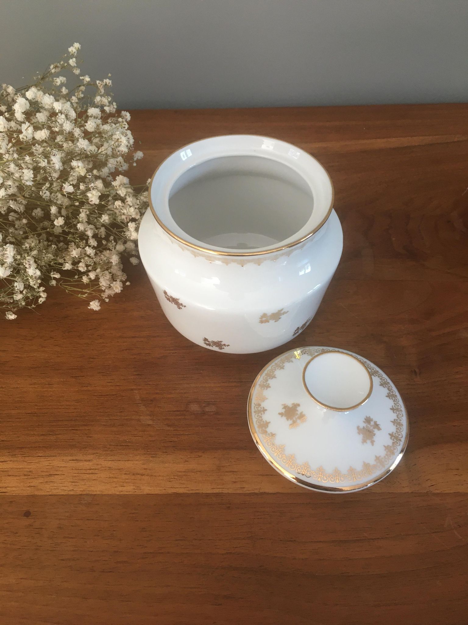 Coffee service in antique porcelain