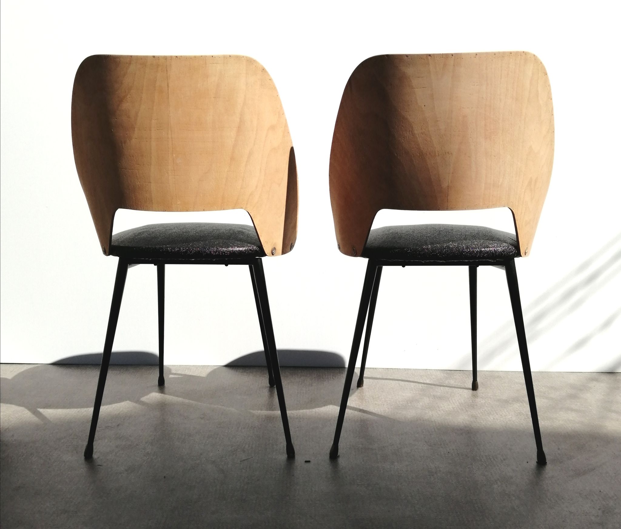 Paire de chaises tonneau bois et skai vintage 1960