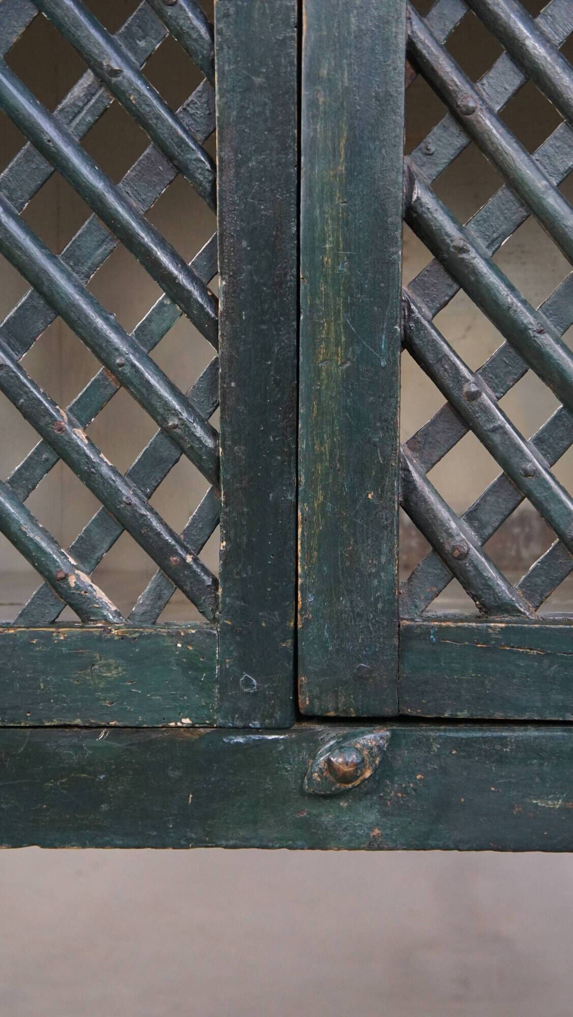 Armoire, buffet espagnol en bois vert et peintures Art populaire, XVIIIe siècle