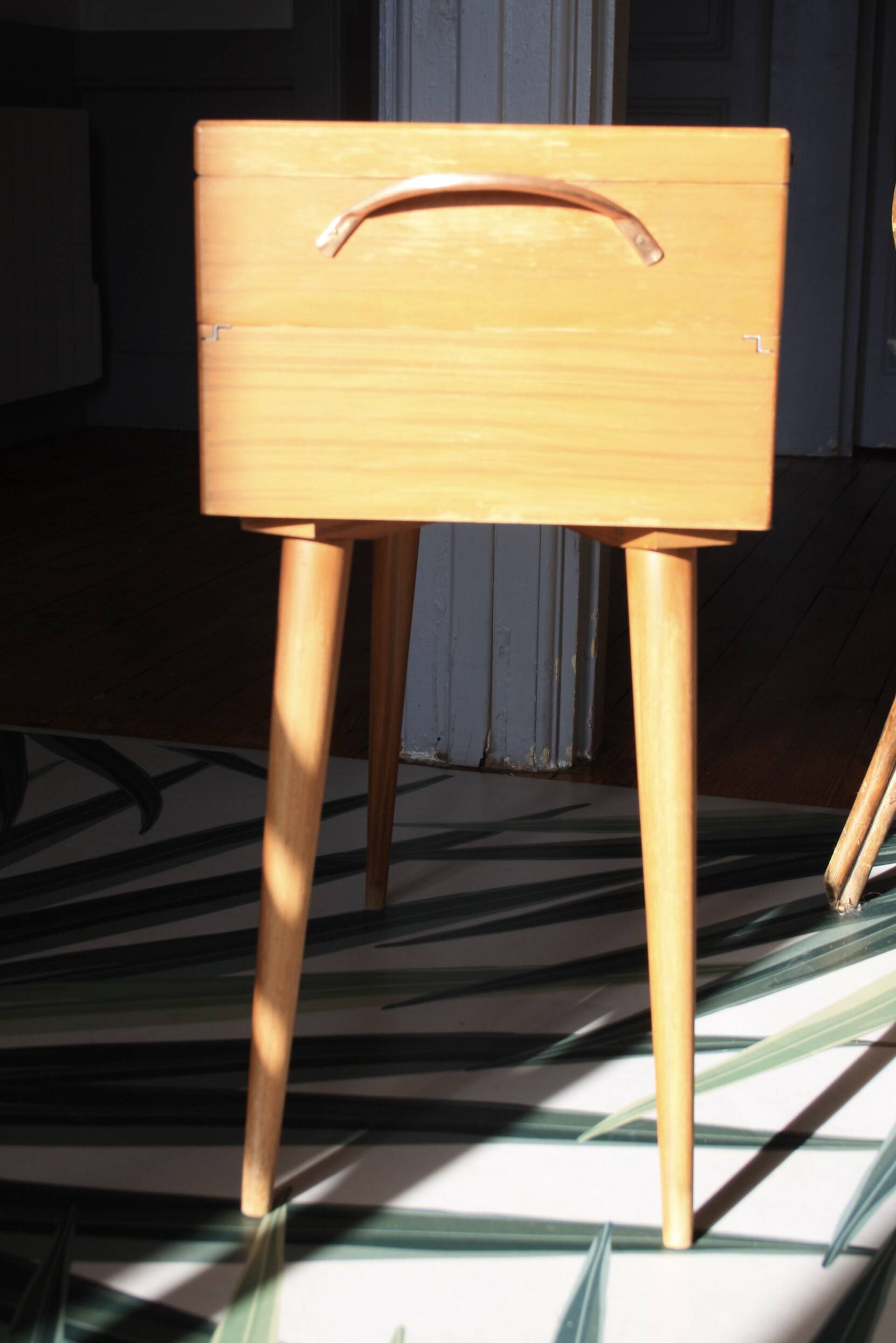 Wooden sewing worker/furniture with compass feet