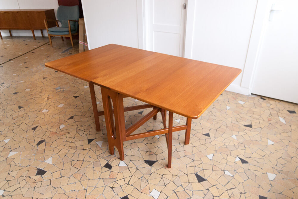 Scandinavian table with flaps