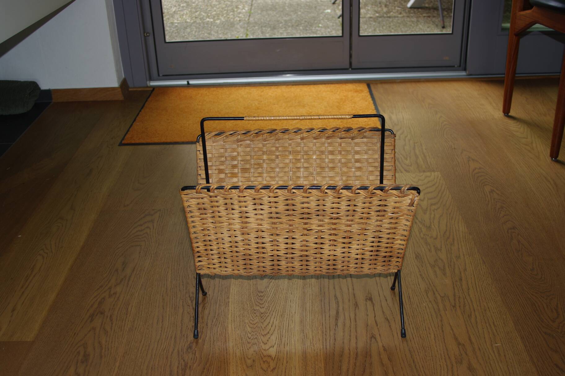 Vintage magazine rack in wrought iron and woven wicker 196