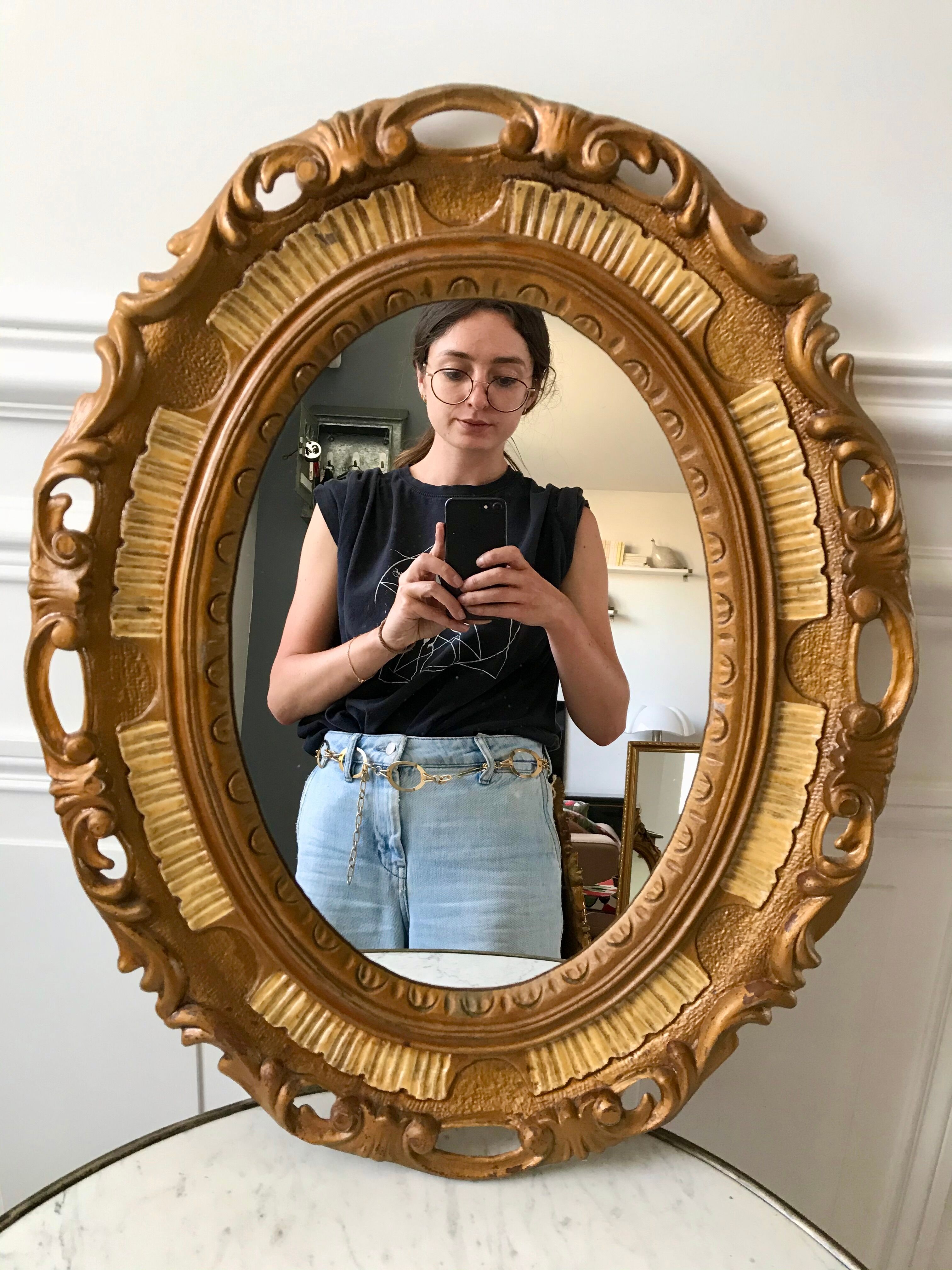 Miroir ovale médaillon en stuc doré années 70