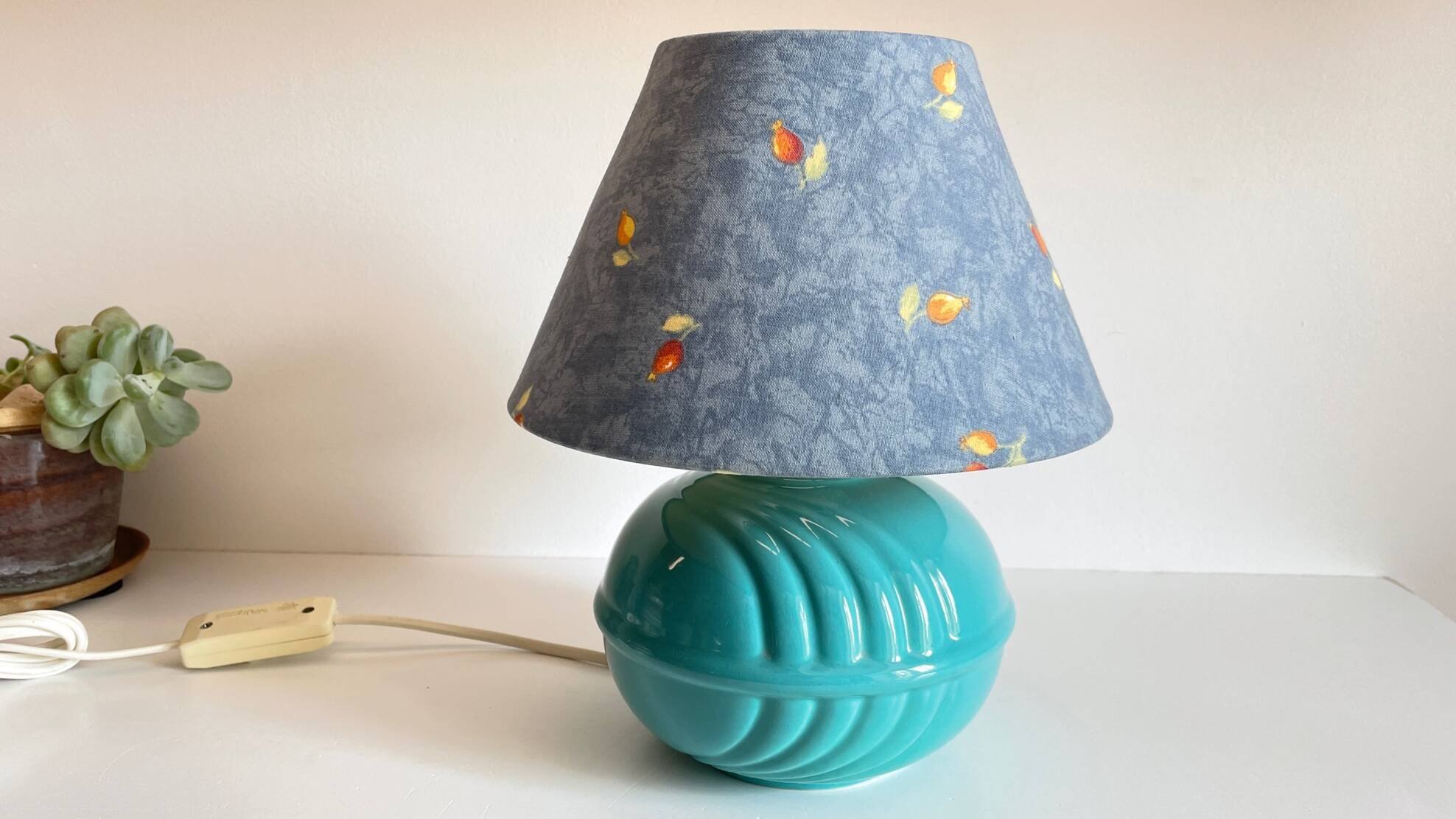 Lampe boule en céramique bleue vintage