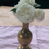 Vase en laiton doré ciselé motif floral