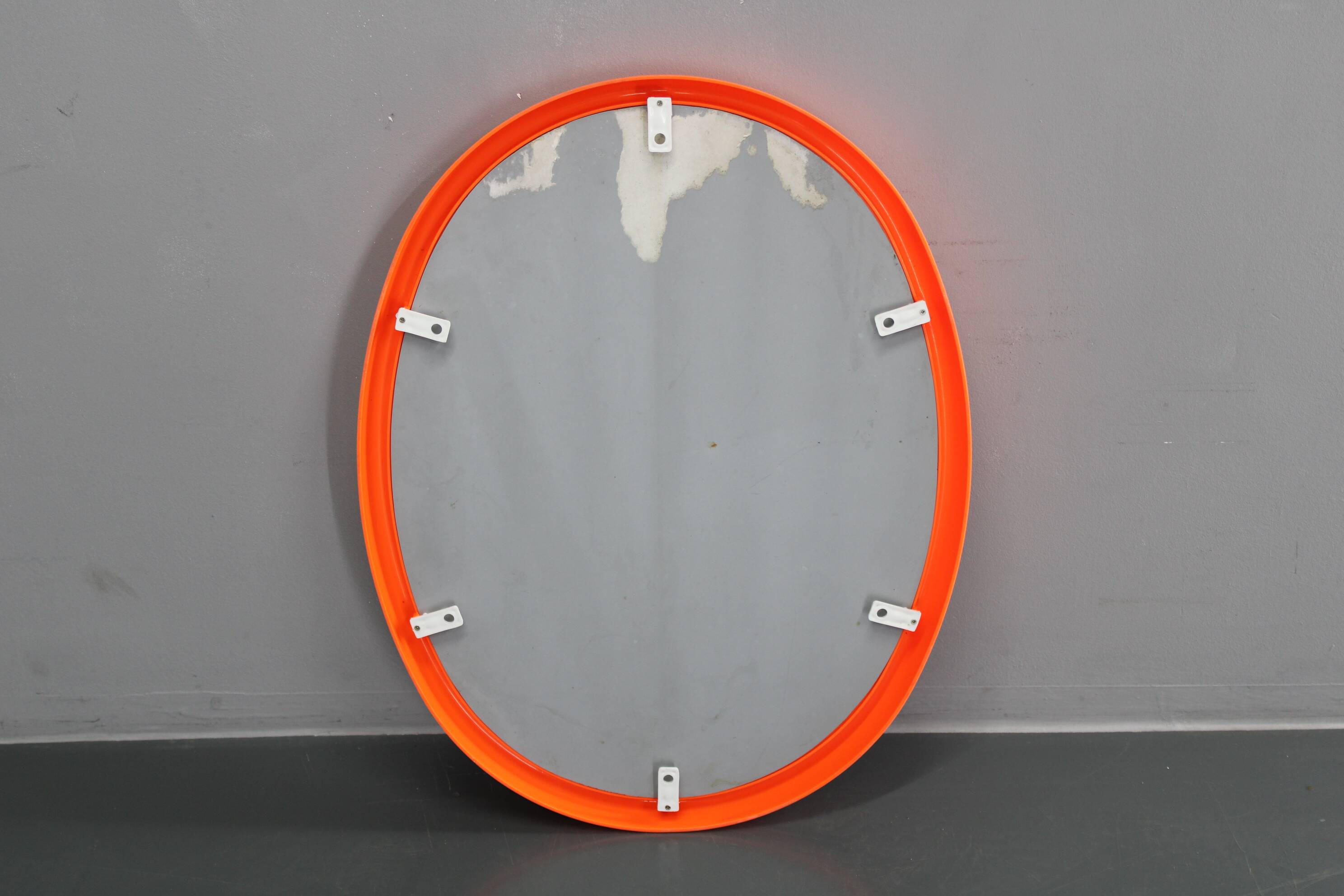 Miroir ovale italien des années 1970, cadre en plastique orange