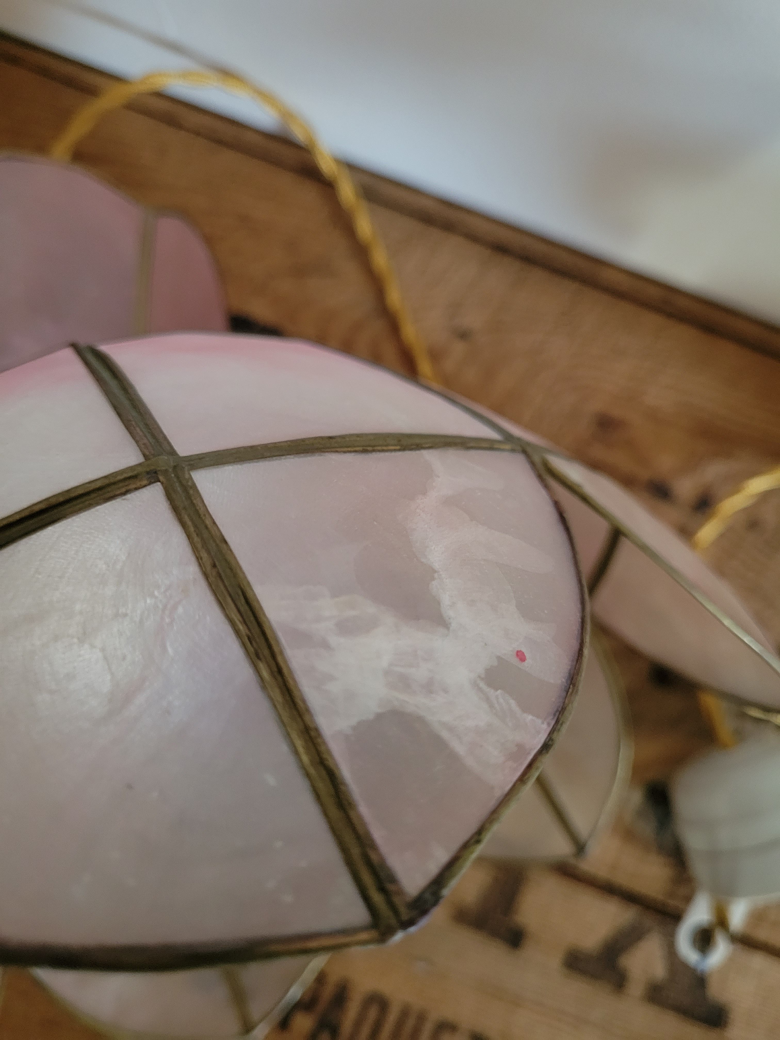 Suspension en laiton et nacre rose