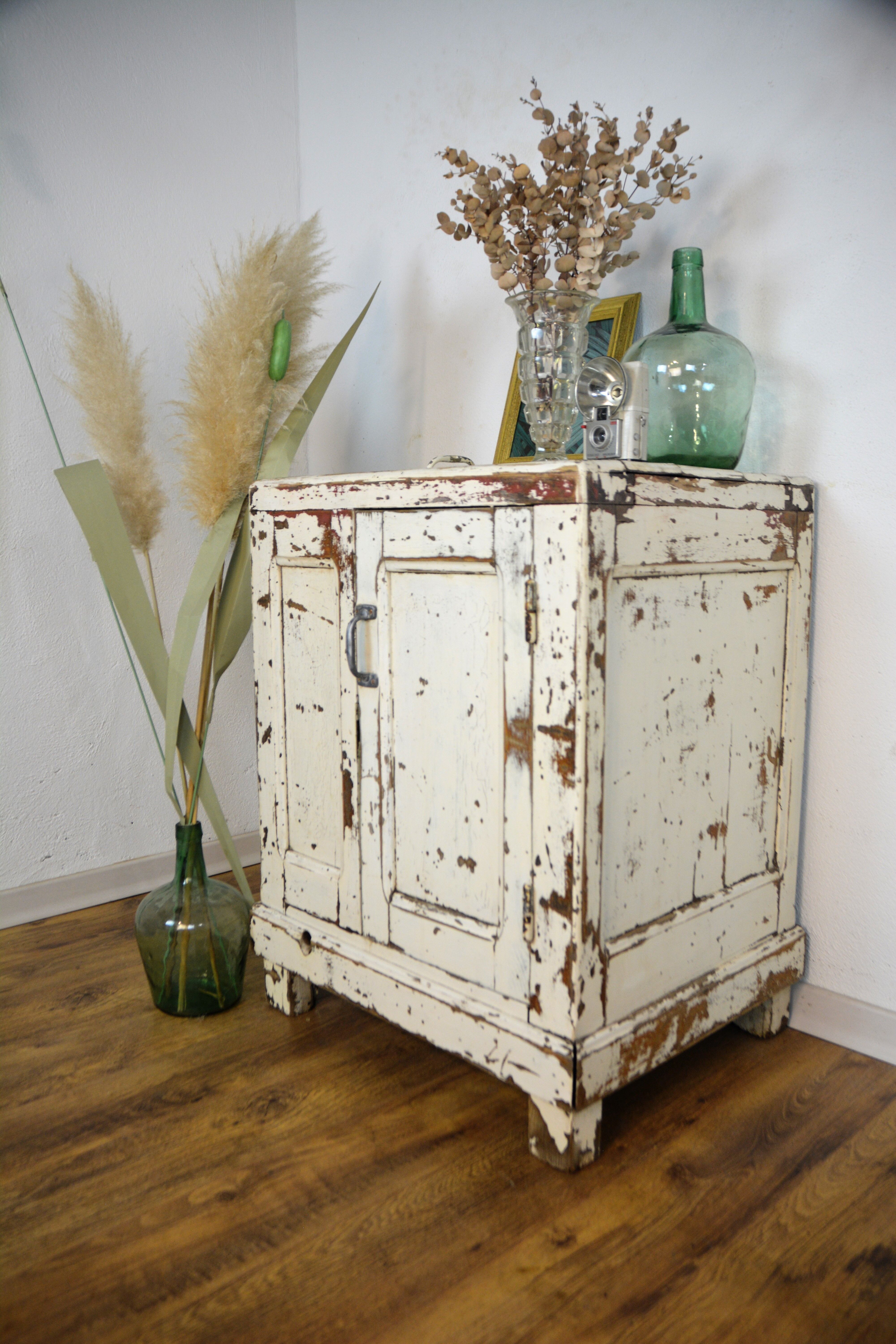 Cooler, patinated vintage Parisian sideboard