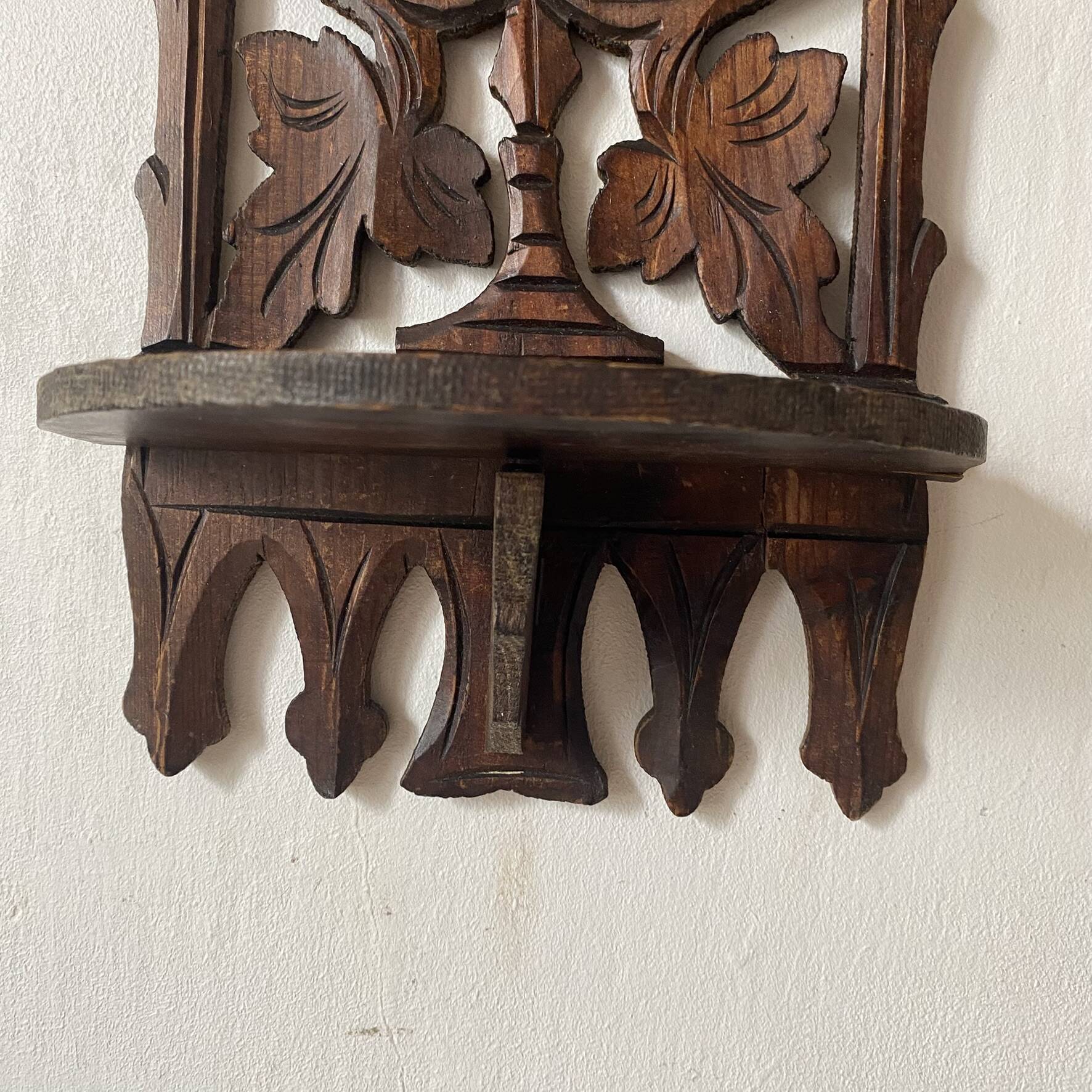 Etagère murale ancienne en bois ajouré , XIXe