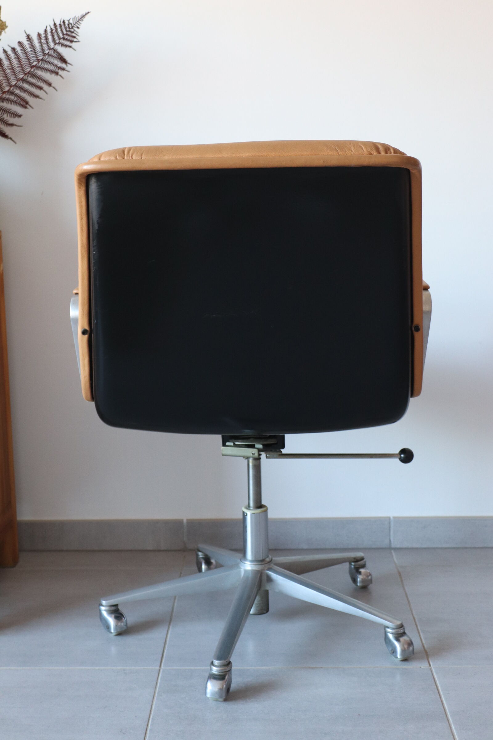 Delta 2000 Wilkhahn armchair in camel leather