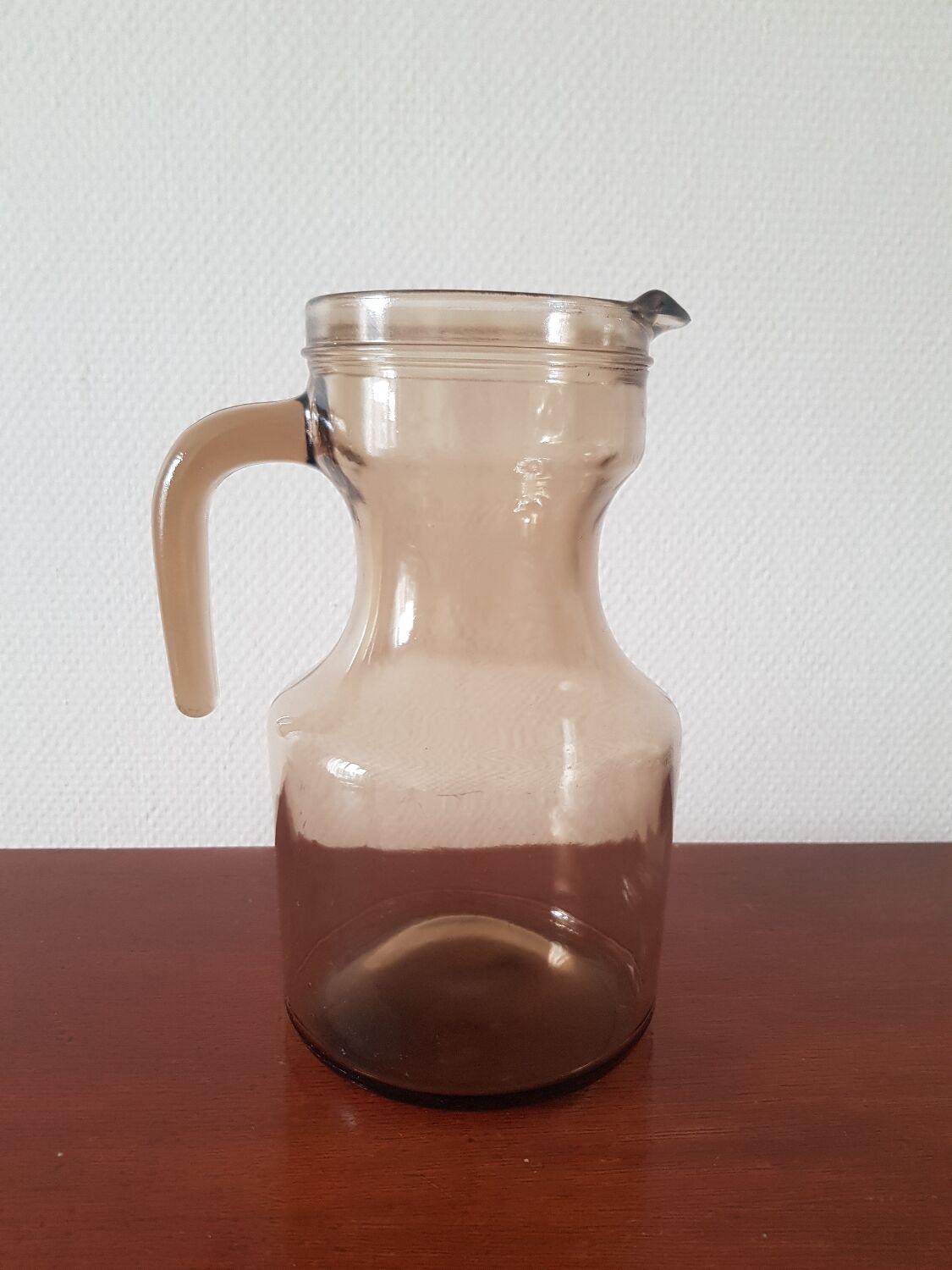 Carafe en verre noir