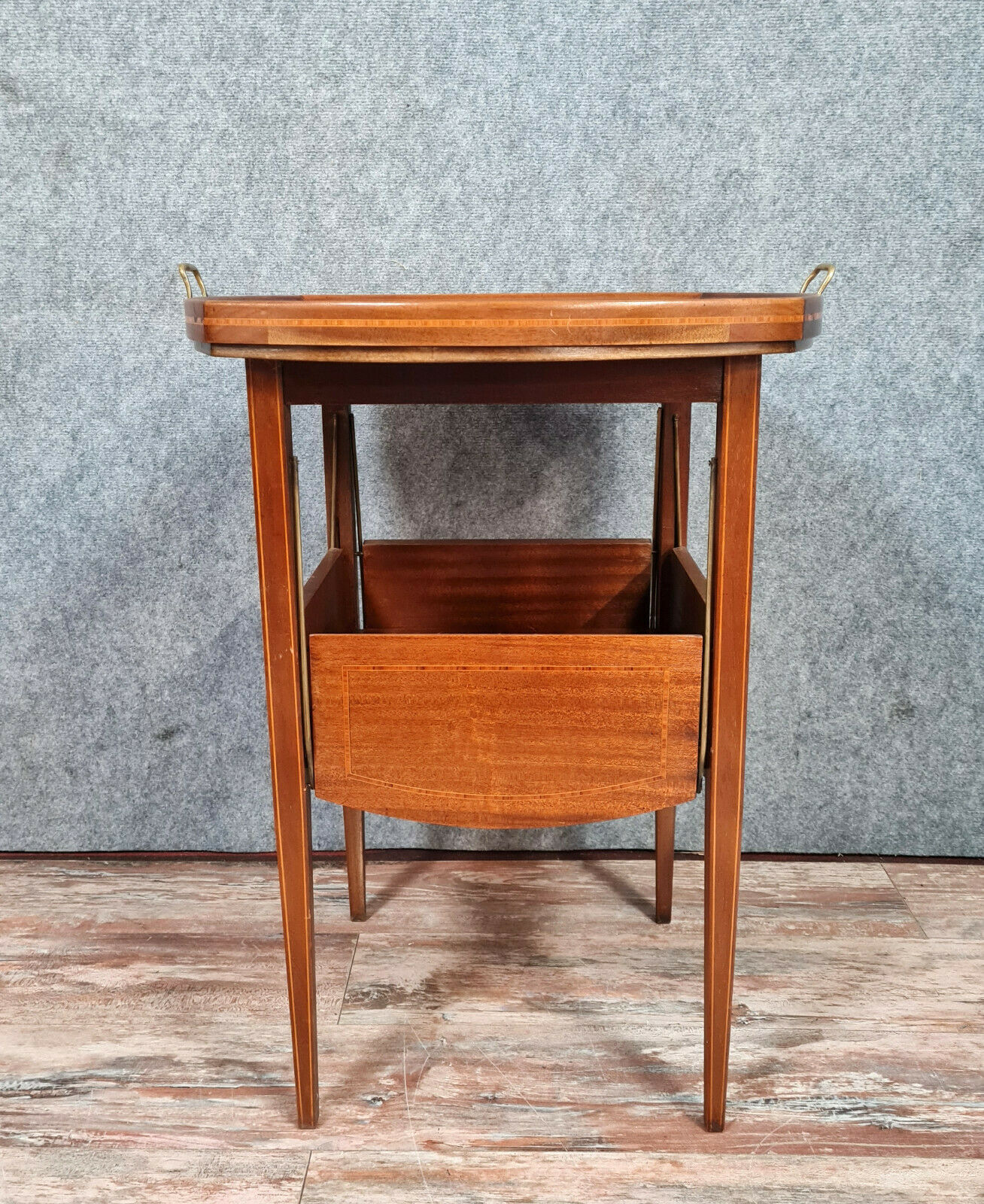 Table a thé louis xvi en acajou clair et filets vers 1900