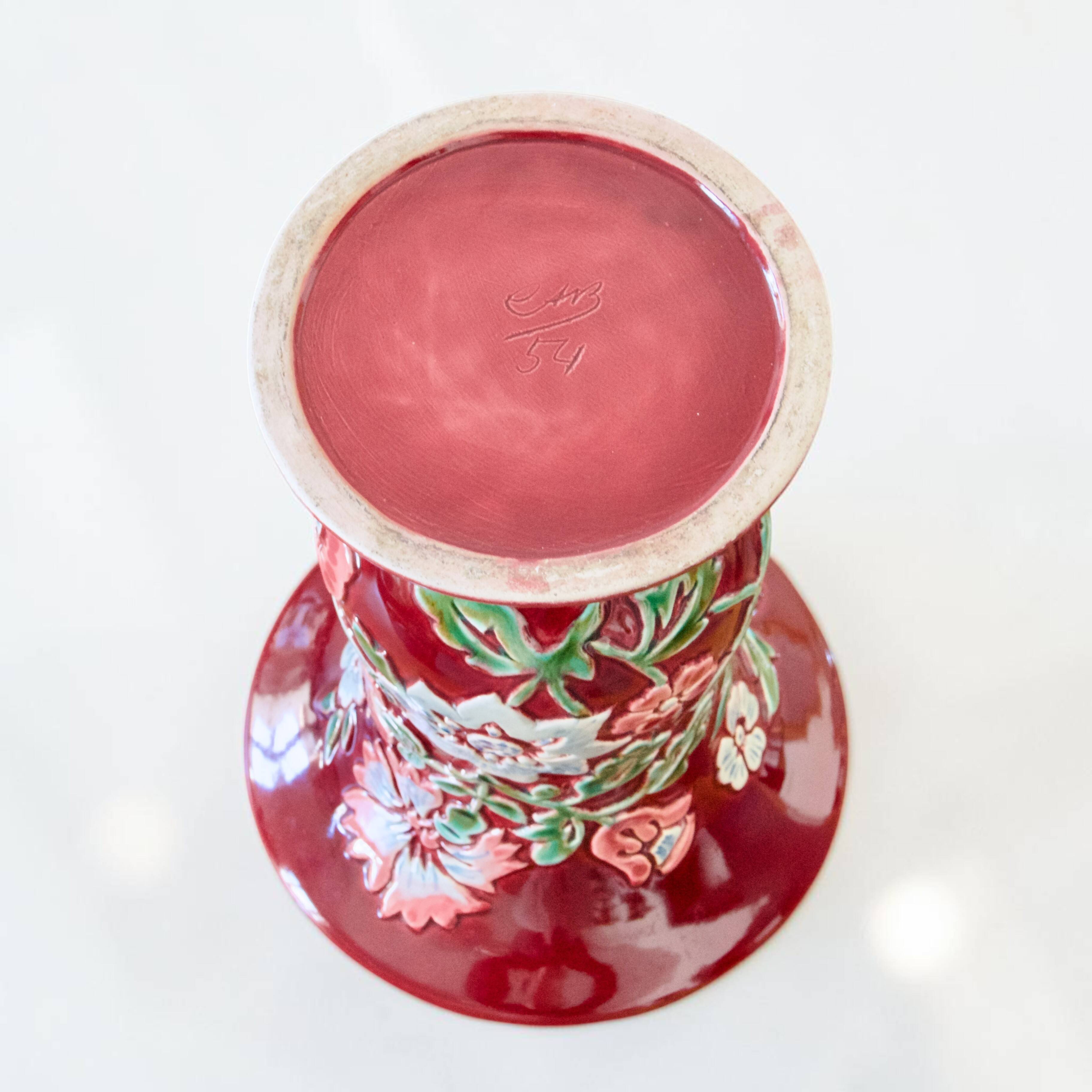 Vase signé CAB Céramique d'Art de Bordeaux en barbotine fleuri