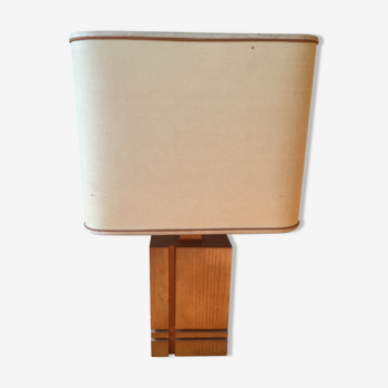 Lampe en bois gravé